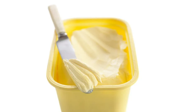 Bunda, si Kecil, perbedaan mentega dan margarin, mentega vs margarin, margarin untuk goreng, mentega untuk MPASI, mana yang lebih sehat mentega atau margarin, tips memilih mentega, margarin bebas lemak trans.